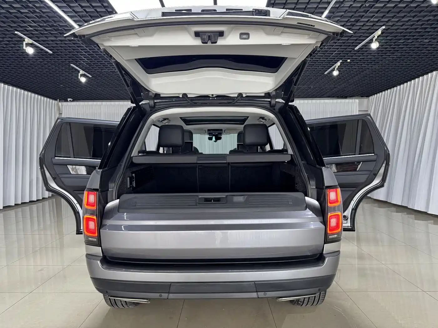 Land Rover Range Rover 2021 3.0 L6 Heritage Extended Classic Edition фото 7