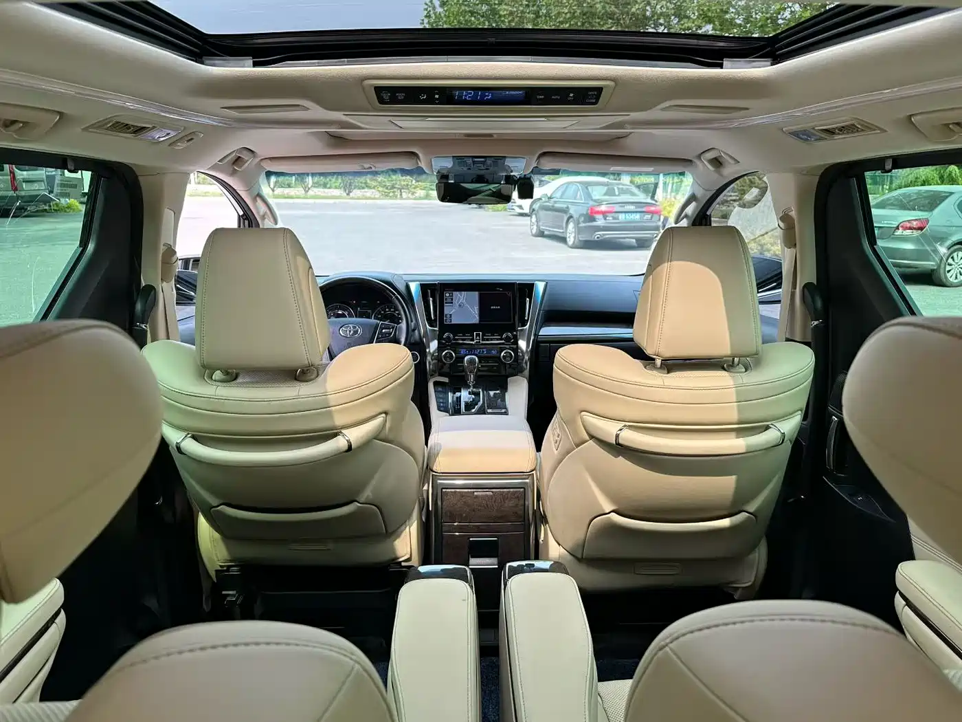 Toyota Vellfire 2020 Twin Engine 2.5L HV Premium Edition фото 11