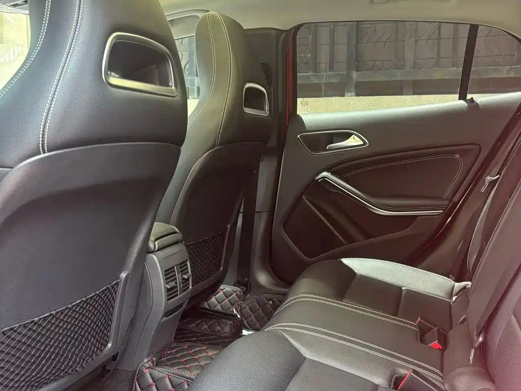 Mercedes-Benz GLA 2018 GLA 200 Dynamic фото 9