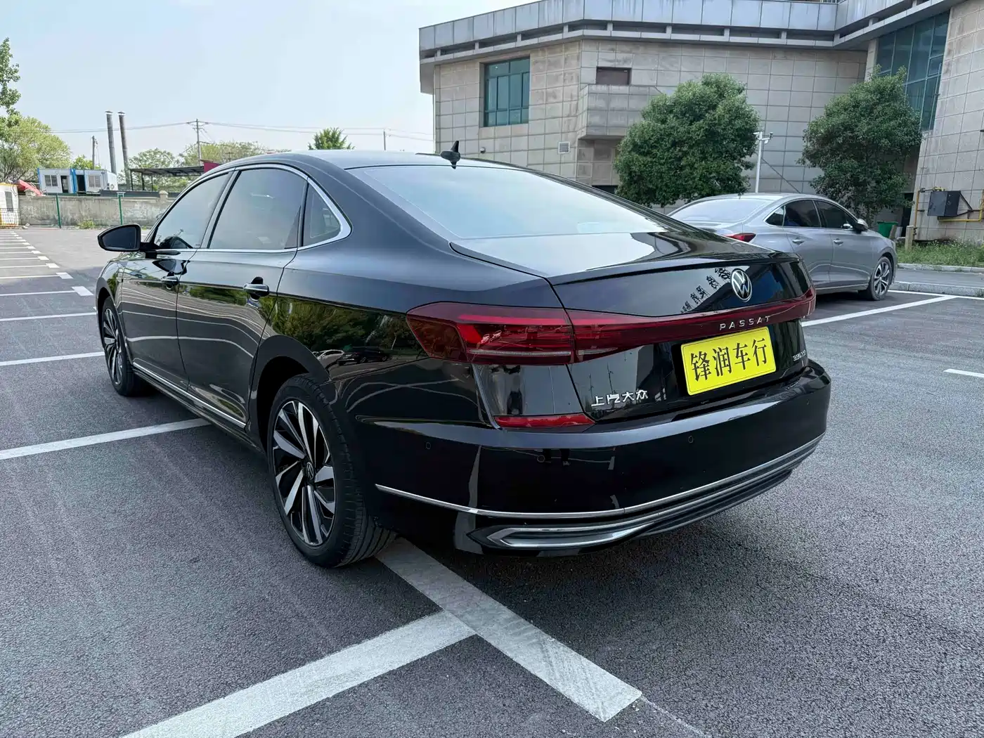 Volkswagen Passat 2022 330TSI Starlight Luxury Edition фото 6