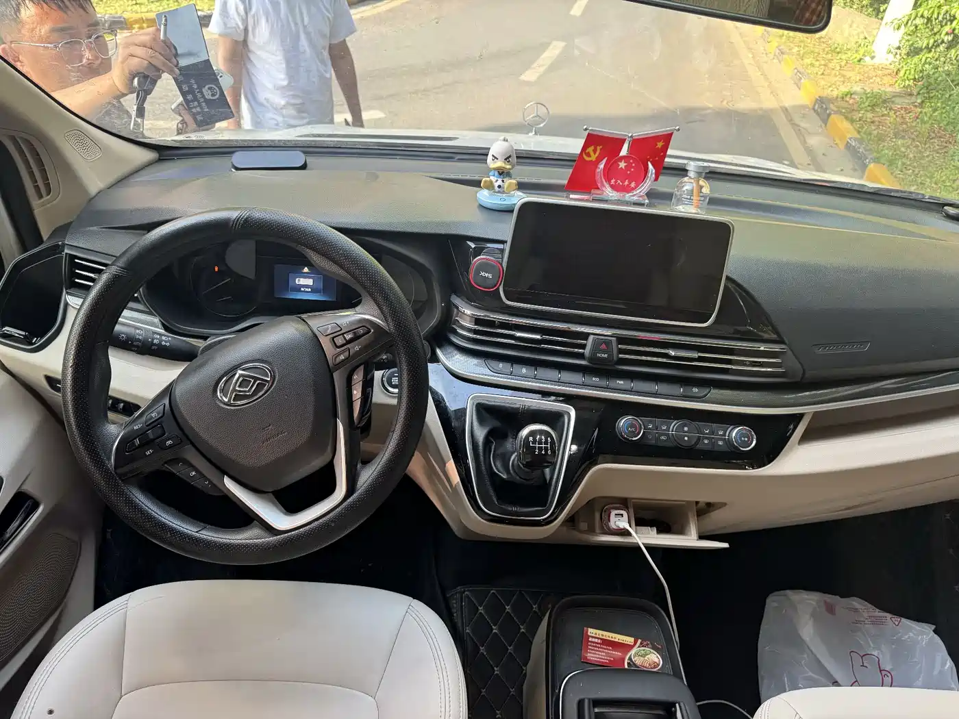 SAIC Maxus Xintu V90 2024 Zhida Commercial Version 2.0T Manual RWD Long Wheelbase High Roof Single Rear Tire 9-Seater фото 6