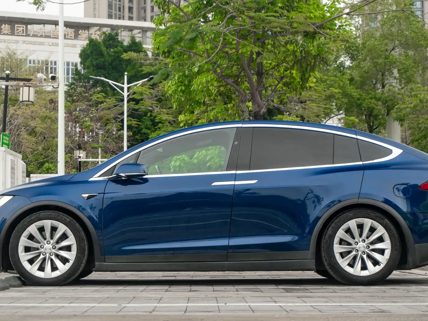 TESLA MODEL X