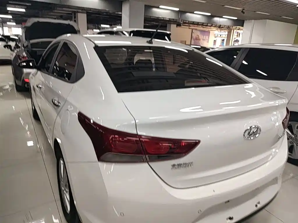 Hyundai Verna 2016 1.4L Automatic Cool Edition GLS фото 5