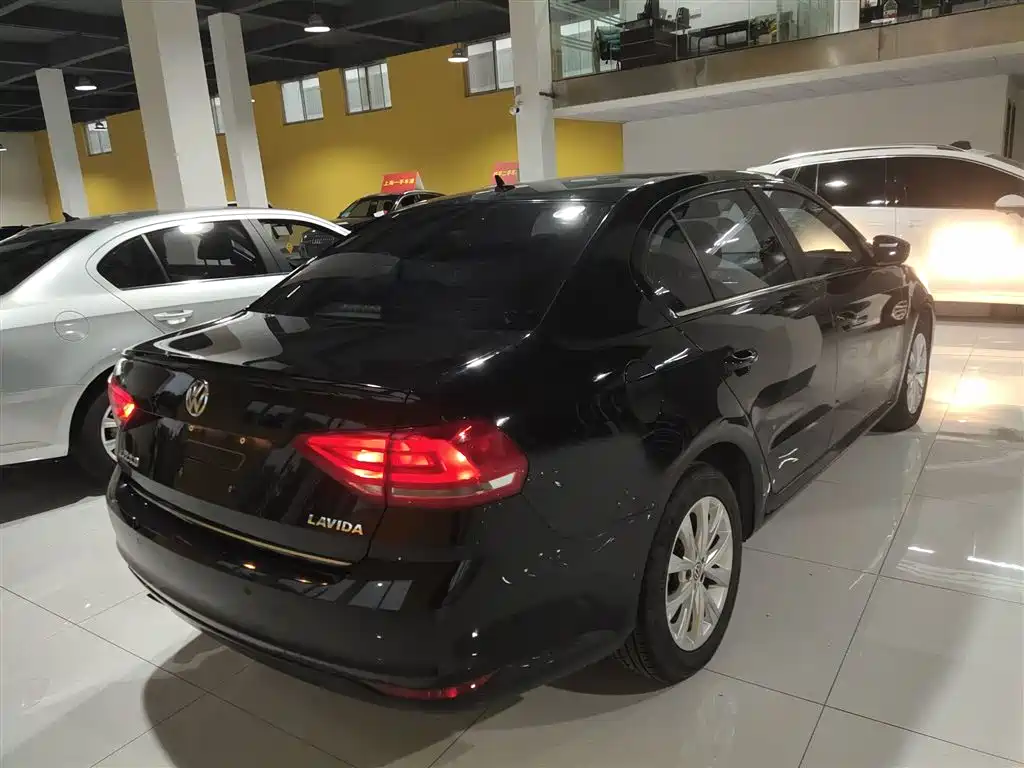 Volkswagen Lavida 2015 1.6L Automatic Comfort Edition фото 5