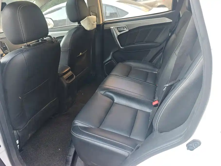 Фото 11 - Geely Emgrand X6