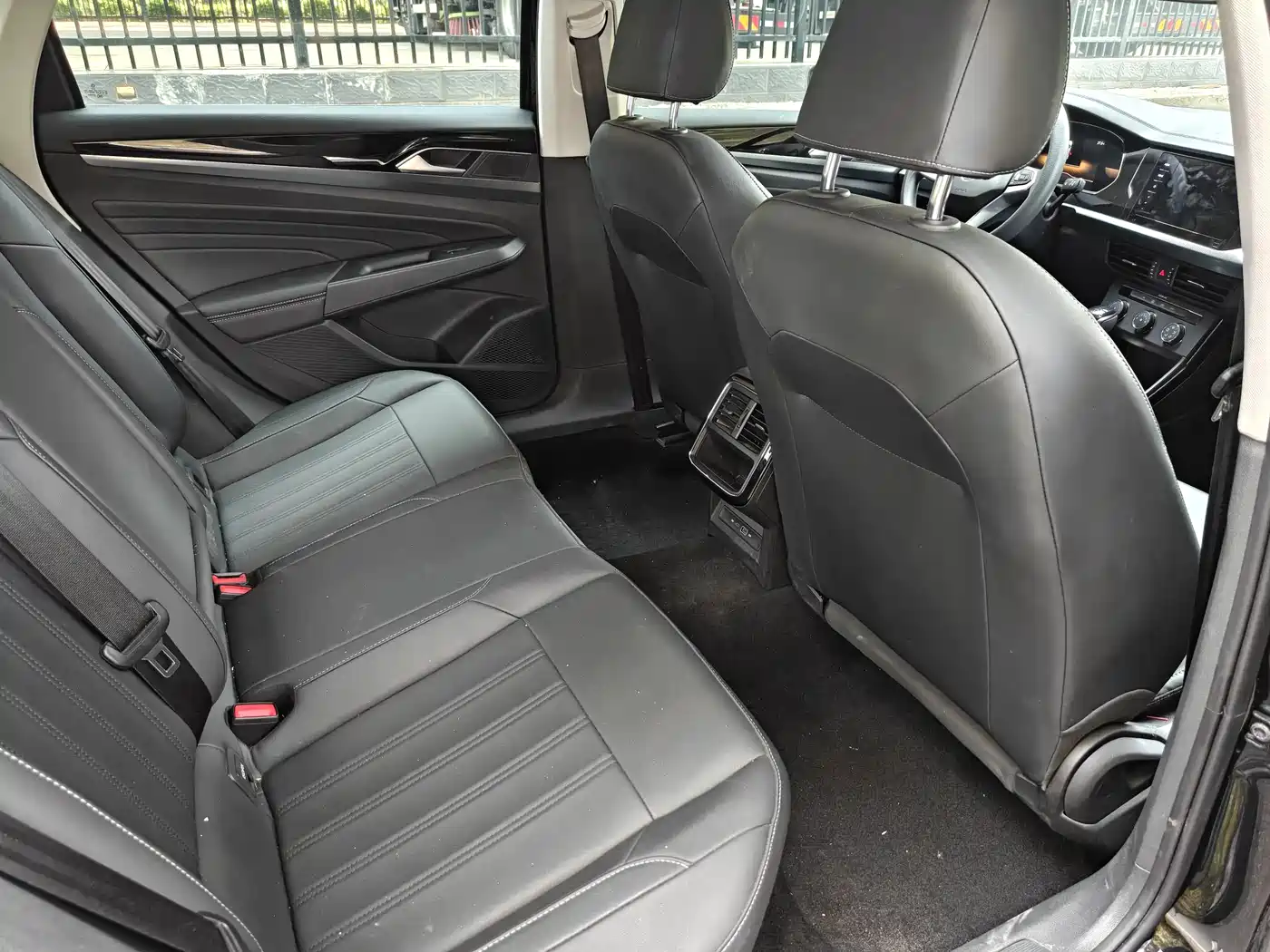 Volkswagen Passat 2024 280TSI Business Edition фото 6