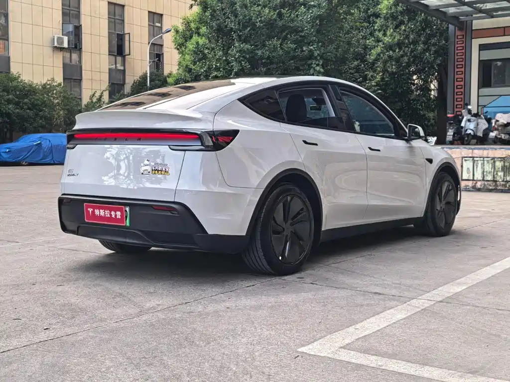 Photo 16 - Tesla Model Y