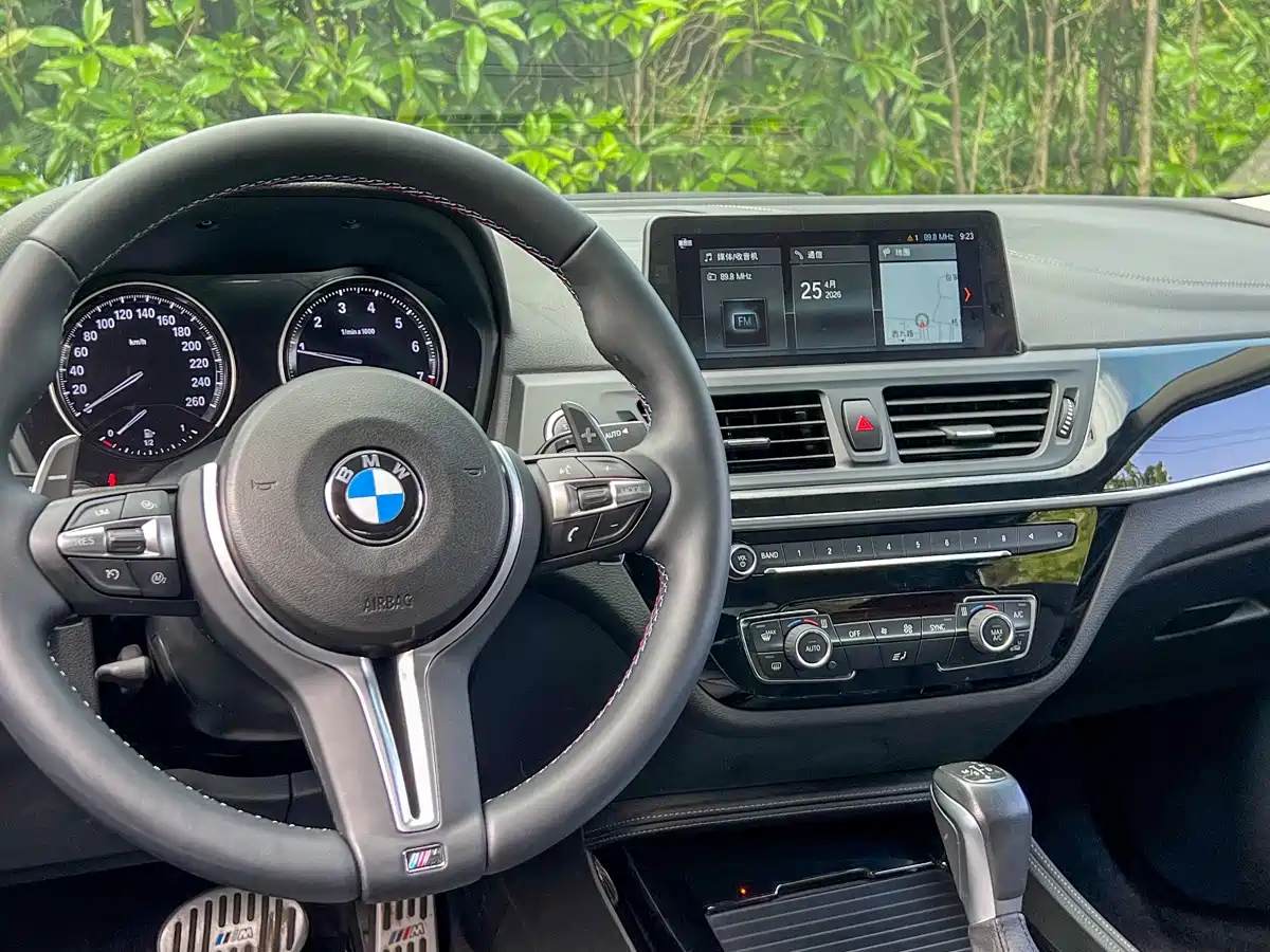 BMW 1 Series 2018 118i Sport Edition фото 11