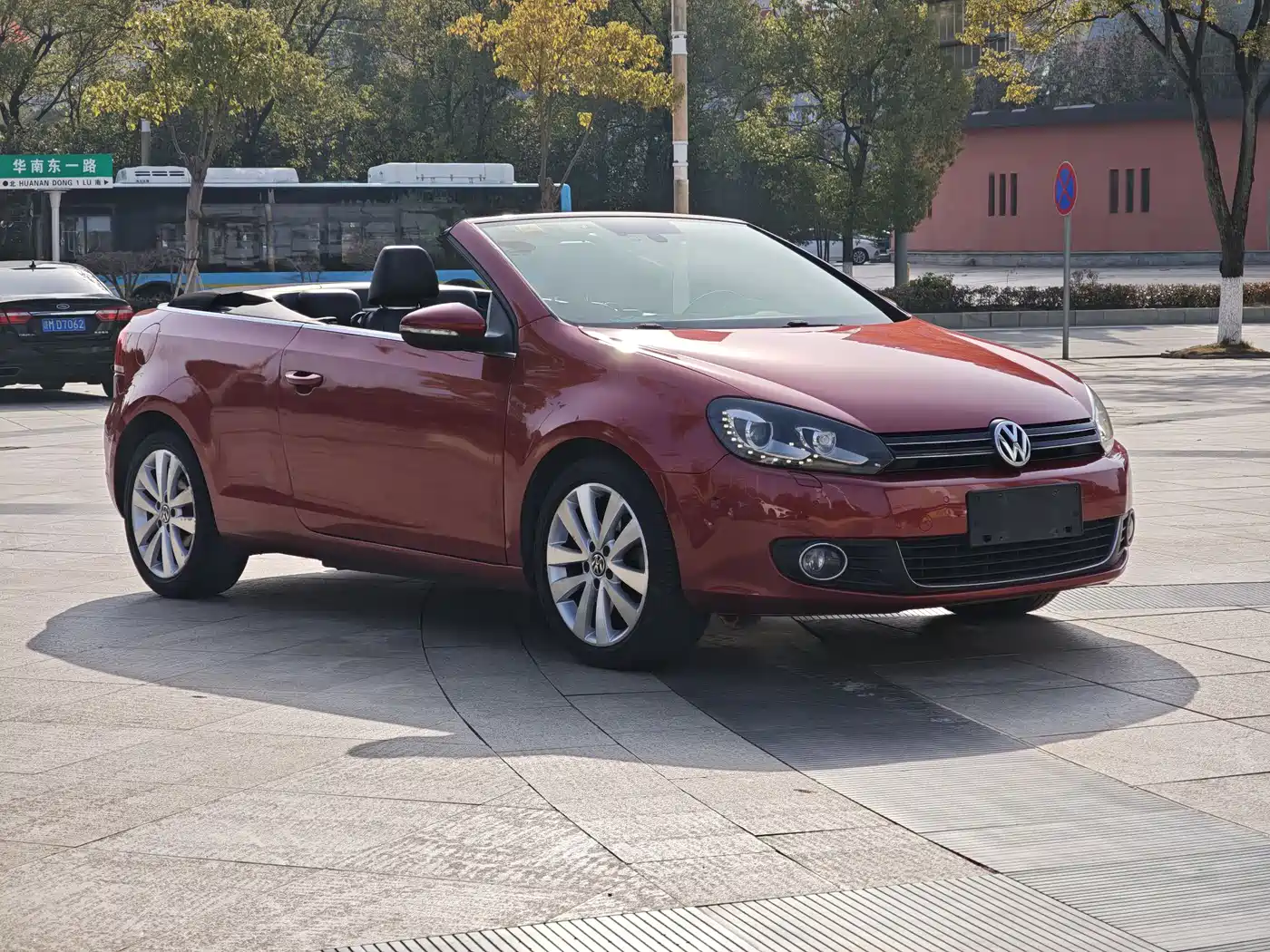 Volkswagen Golf (Import) 2012 1.4TSI Luxury Convertible Edition фото 3