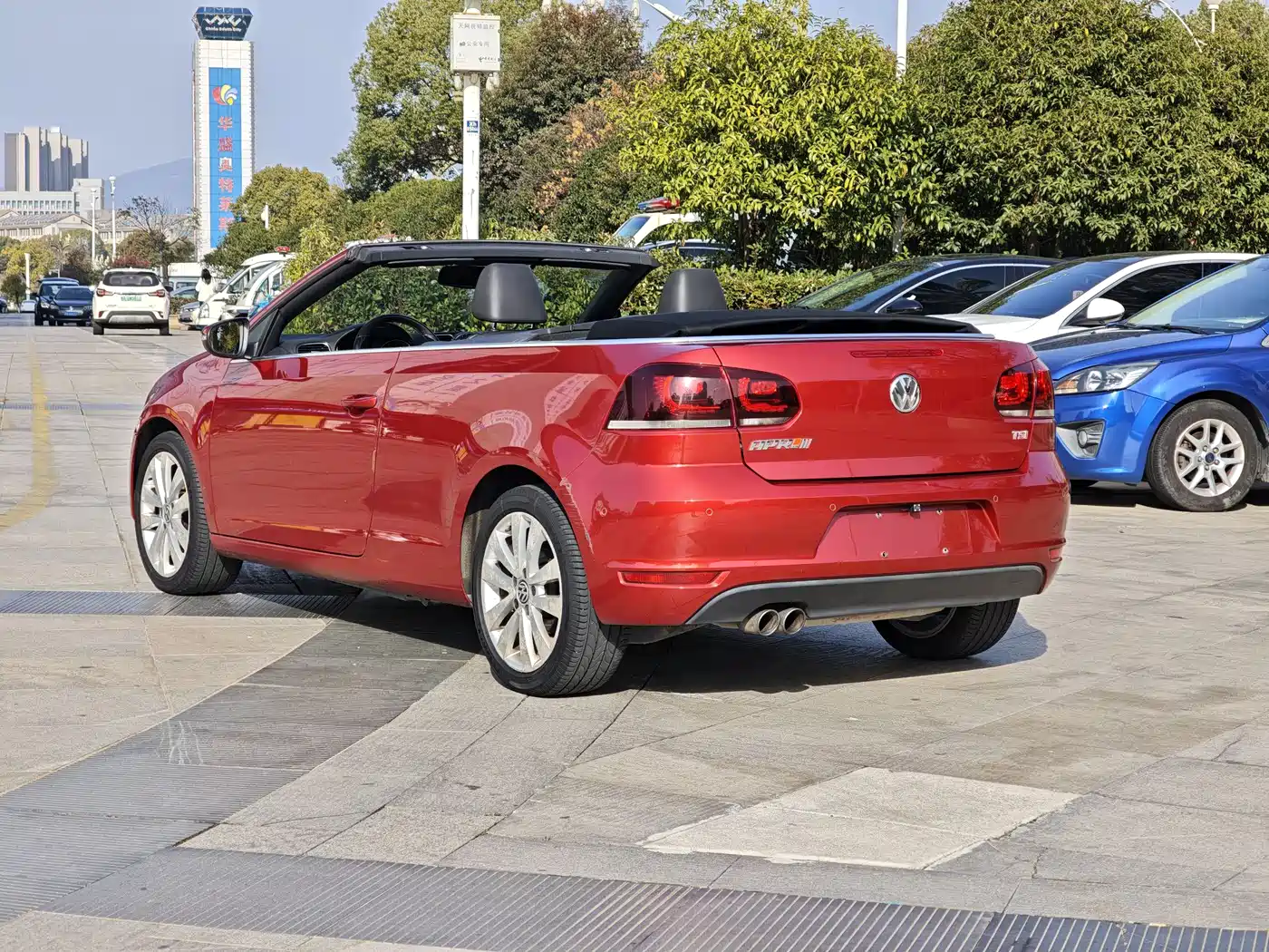 Volkswagen Golf (Import) 2012 1.4TSI Luxury Convertible Edition фото 10