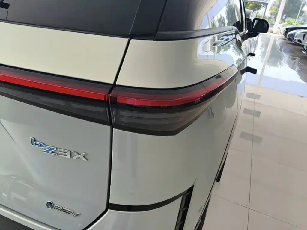 Фото 8 - Toyota bZ3X