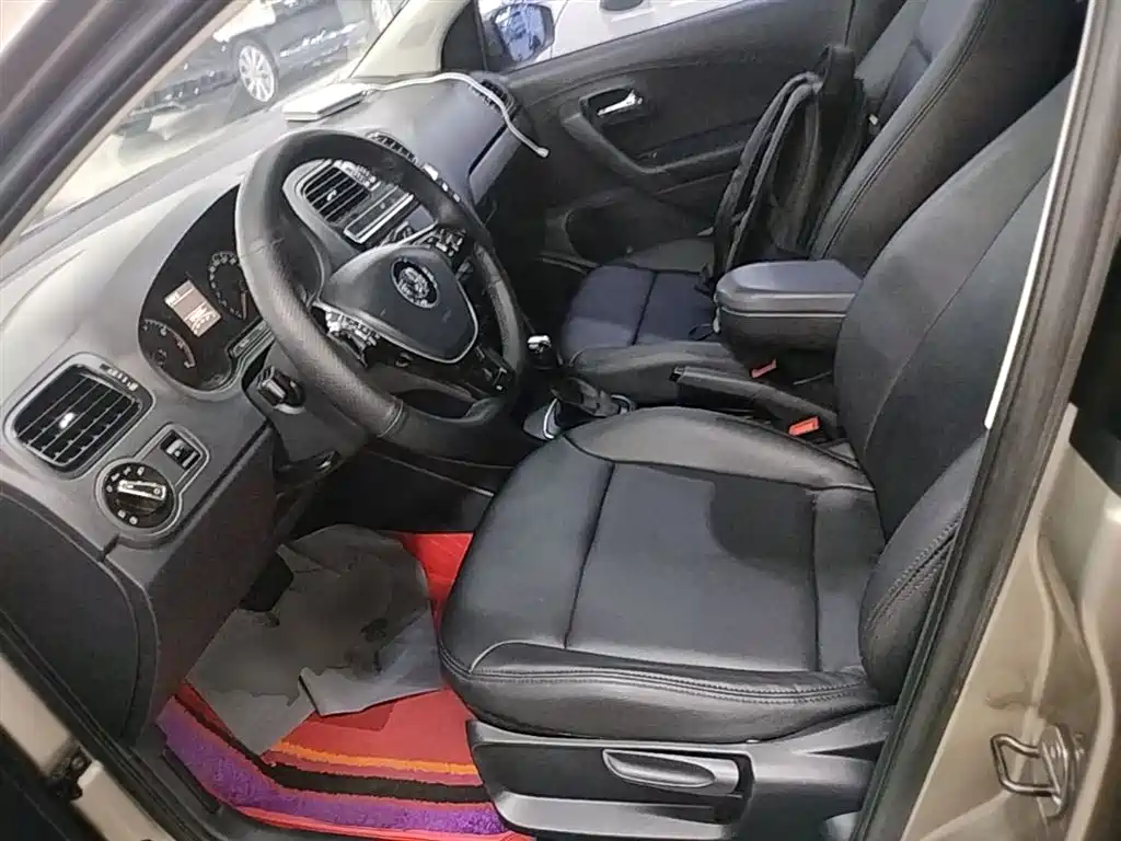 Volkswagen Polo 2016 1.4L Cross Polo Automatic фото 15