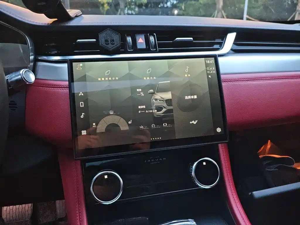 Фото 9 - Jaguar F-PACE