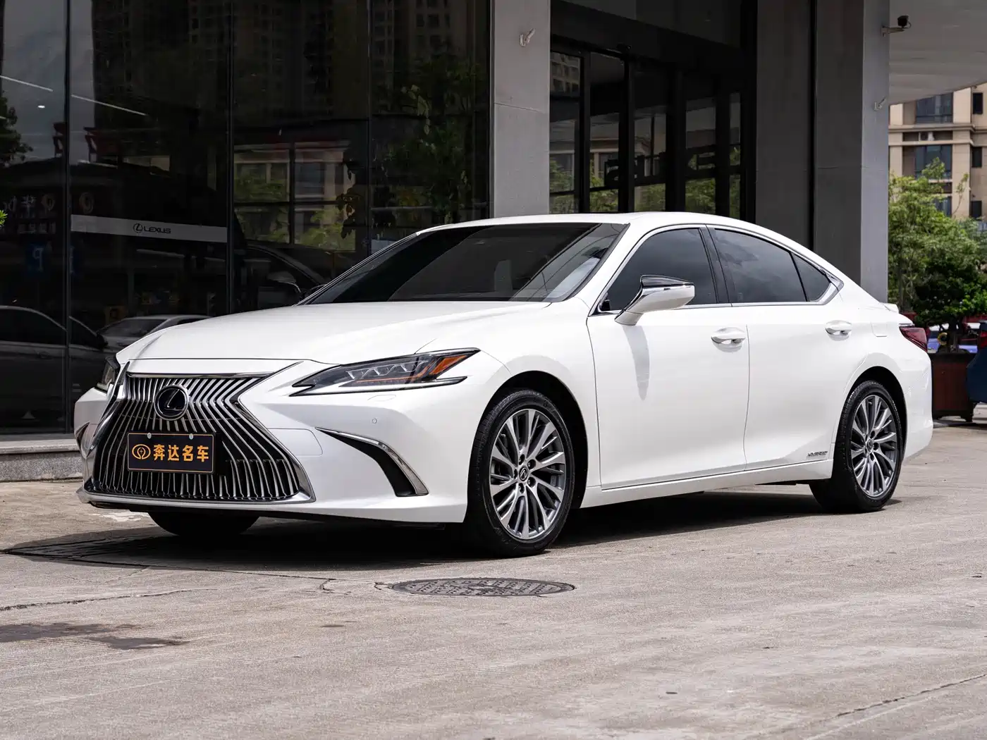 Photo 1 - Lexus ES
