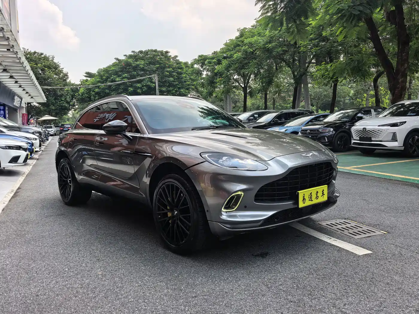 Photo 3 - Aston Martin DBX