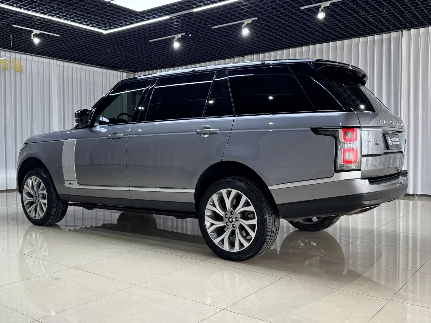 Land Rover Range Rover 2021 3.0 L6 Heritage Extended Classic Edition фото 16