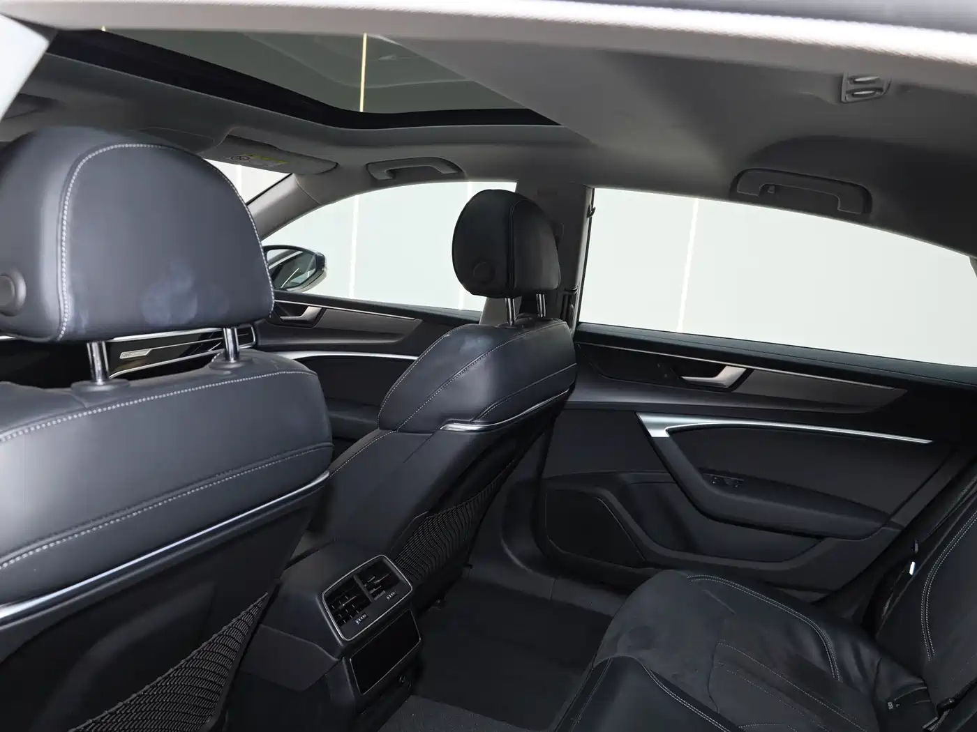Audi A7L 2024 45TFSI S-line Dream Edition Crystal Package фото 9