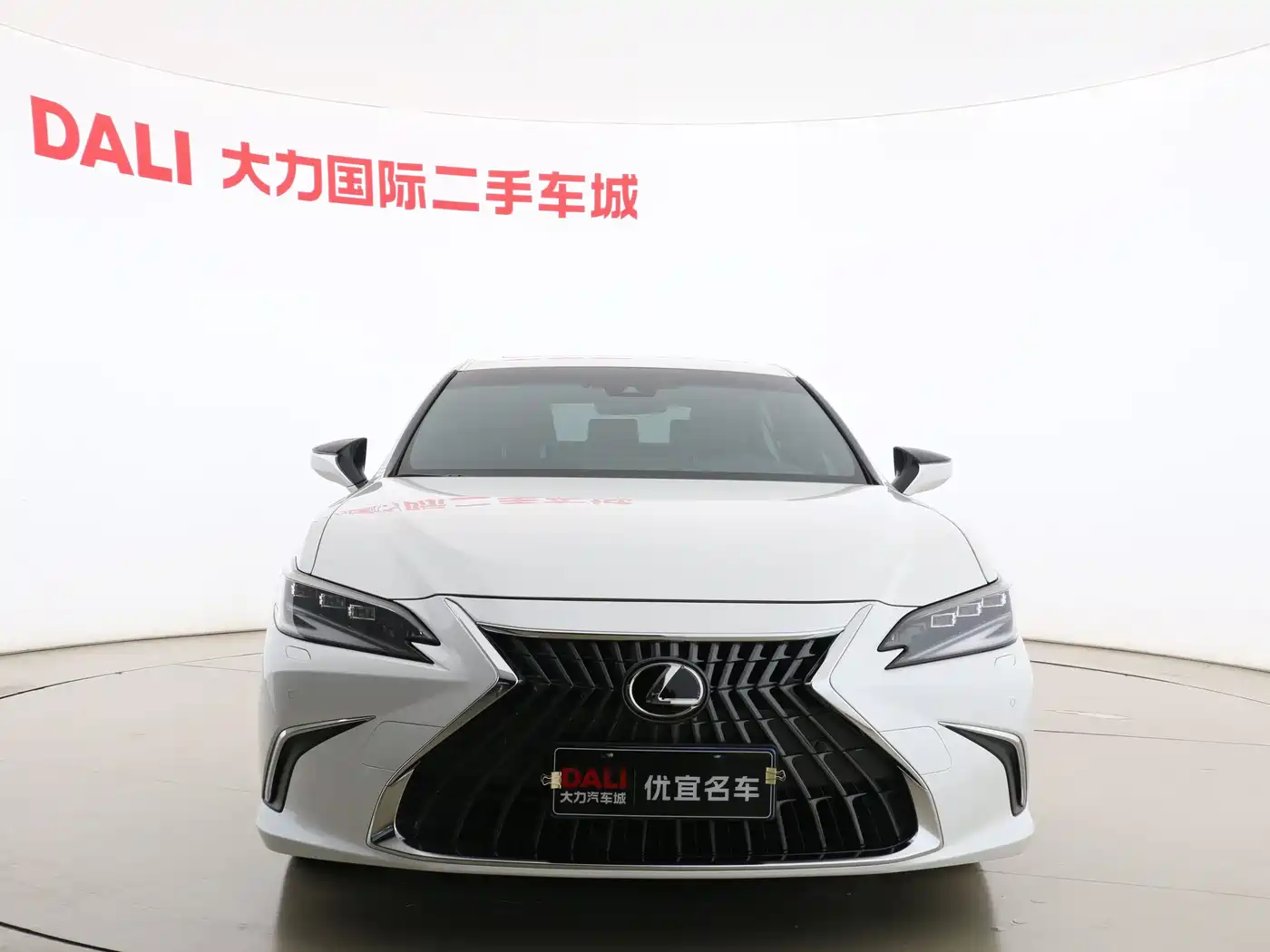 Lexus ES 2022 300h Ultimate Edition фото 2