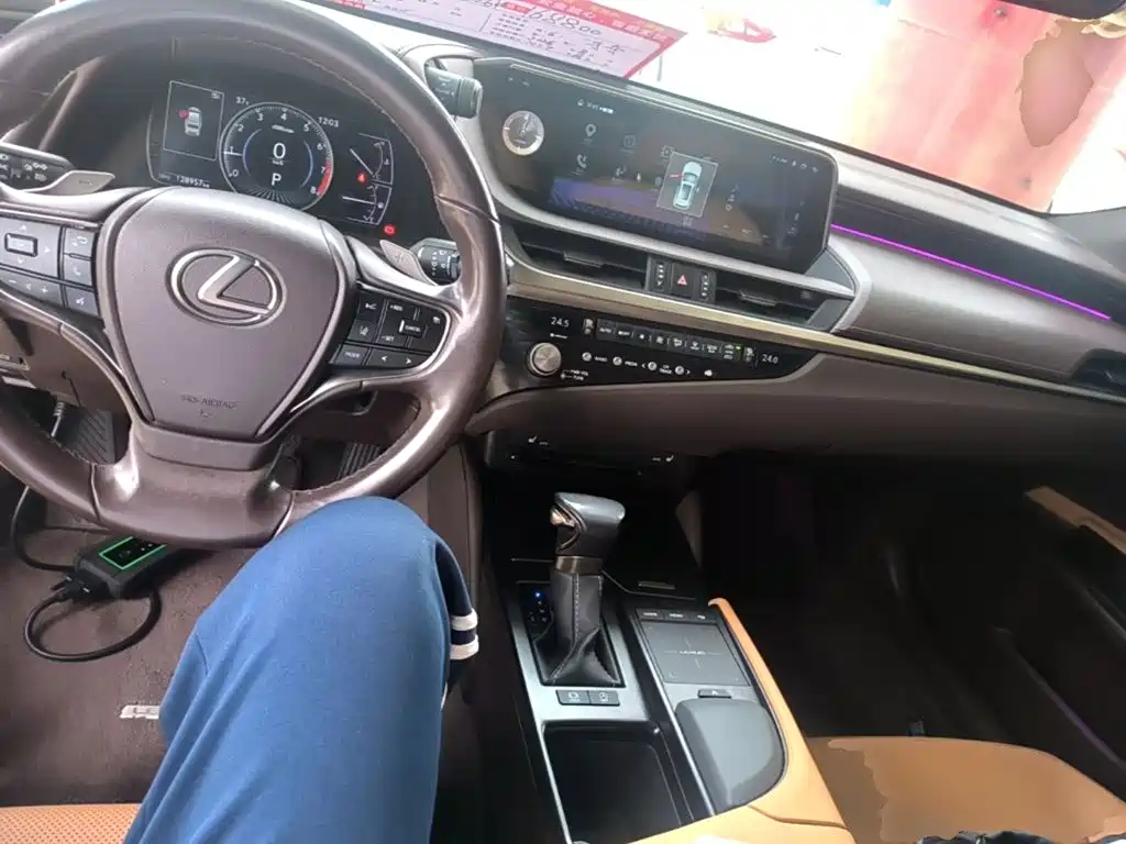 Photo 10 - Lexus ES