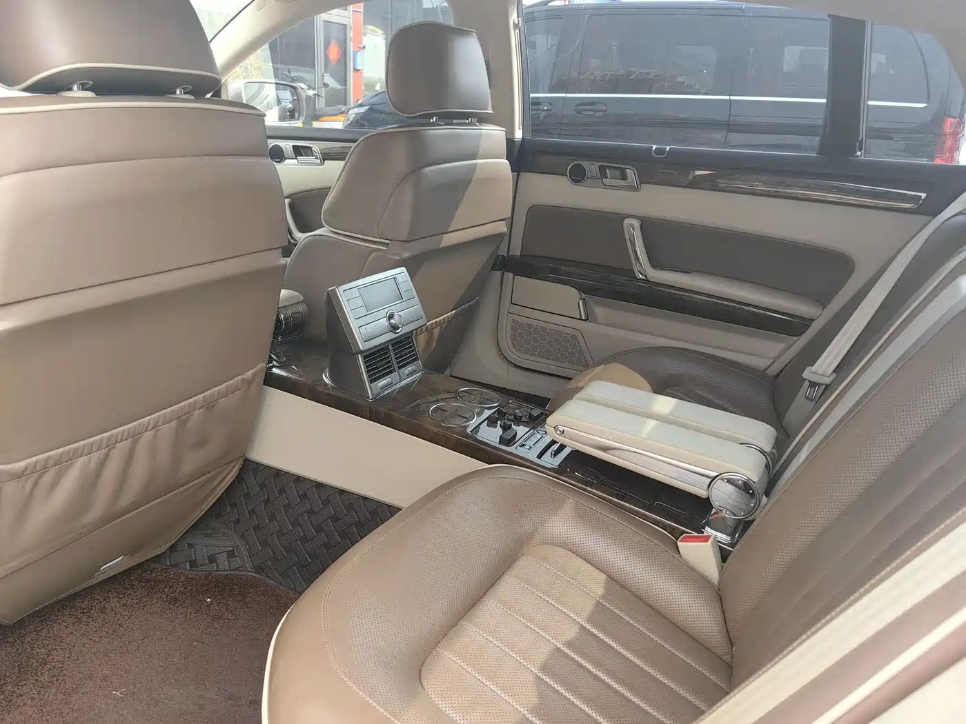 Volkswagen Phaeton 2011 4.2L V8 4-seat Extended Individual Edition фото 10