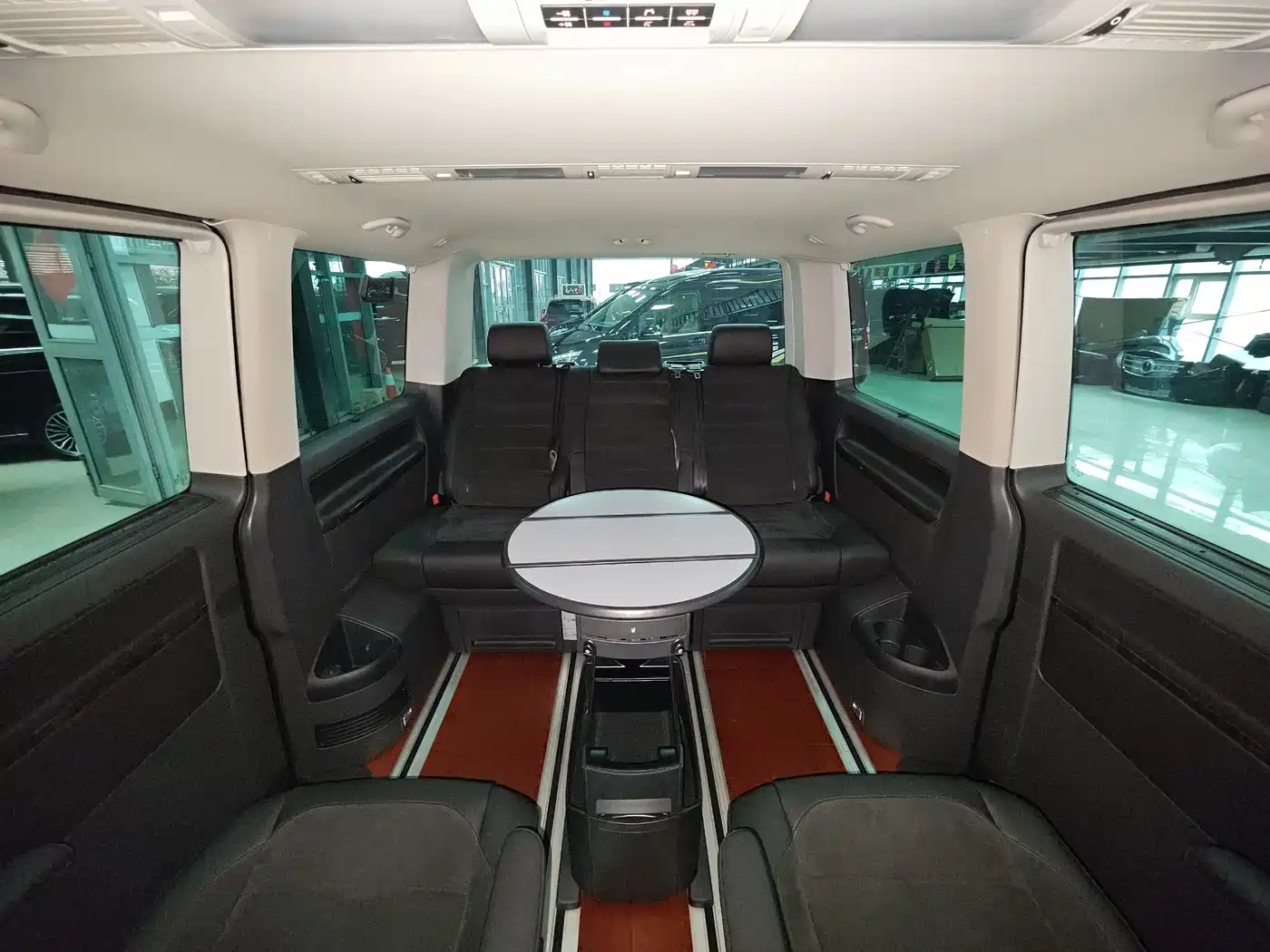 Volkswagen Multivan 2018 2.0TSI 4WD Premium Edition 7-Seater фото 12
