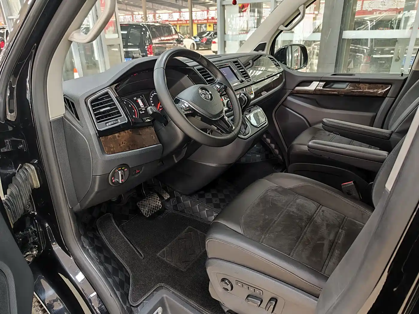 Volkswagen Multivan 2018 2.0TSI 4WD Premium Edition 7-Seater фото 14