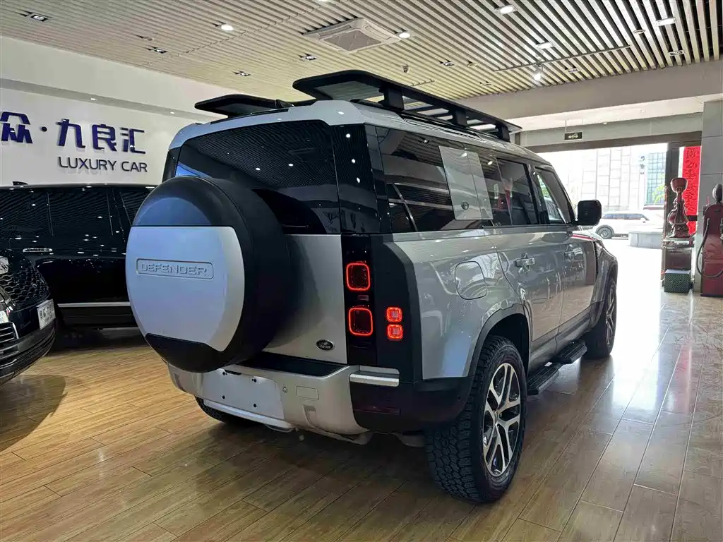 Land Rover Defender 2020 110 P400 Dark Special Edition фото 18