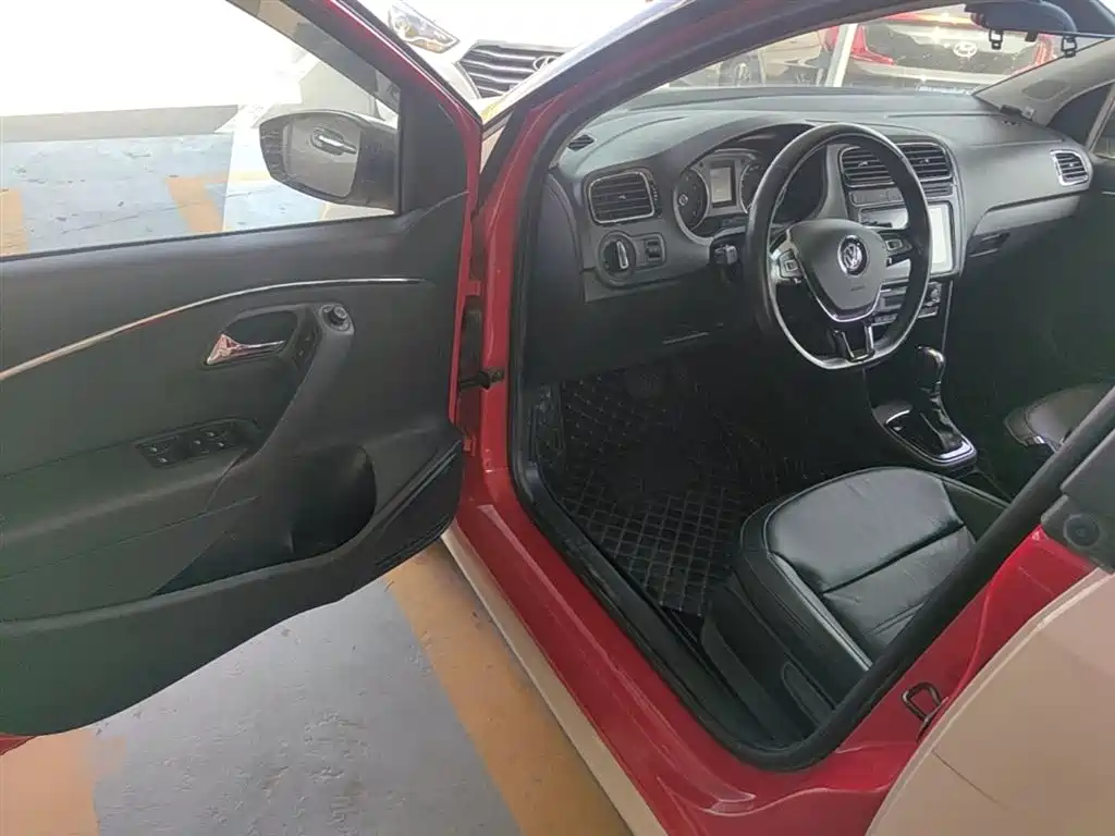 Volkswagen Polo 2016 1.6L Automatic Luxury фото 16