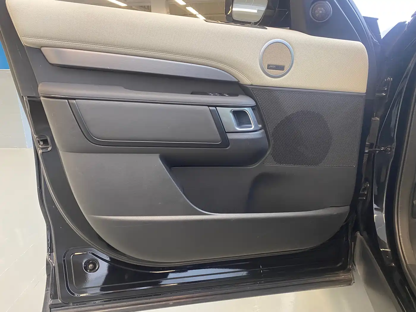 Land Rover Discovery 2024 360PS Dynamic SE фото 5