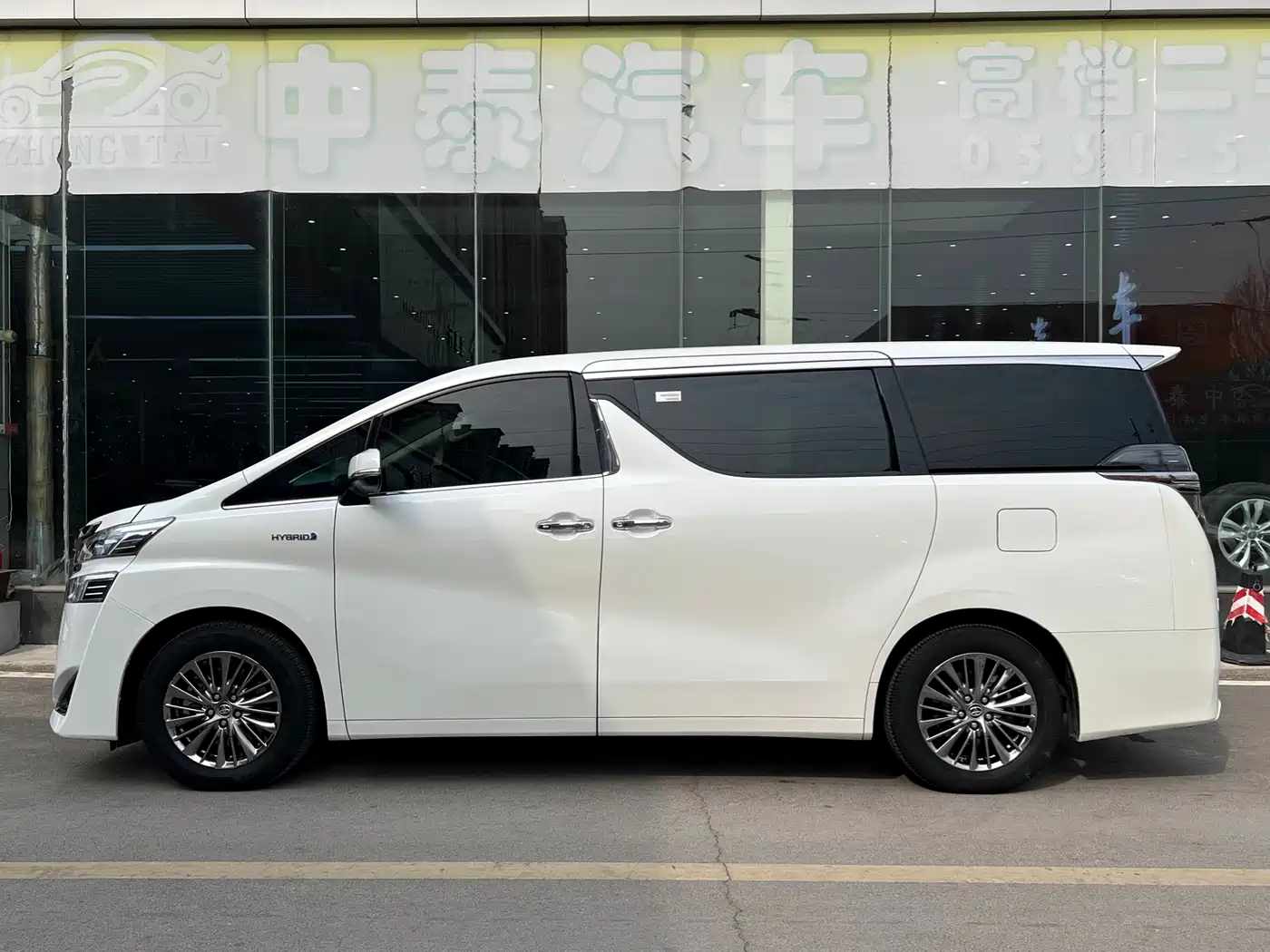 Toyota Vellfire 2019 Hybrid 2.5L HV Premium Edition фото 3