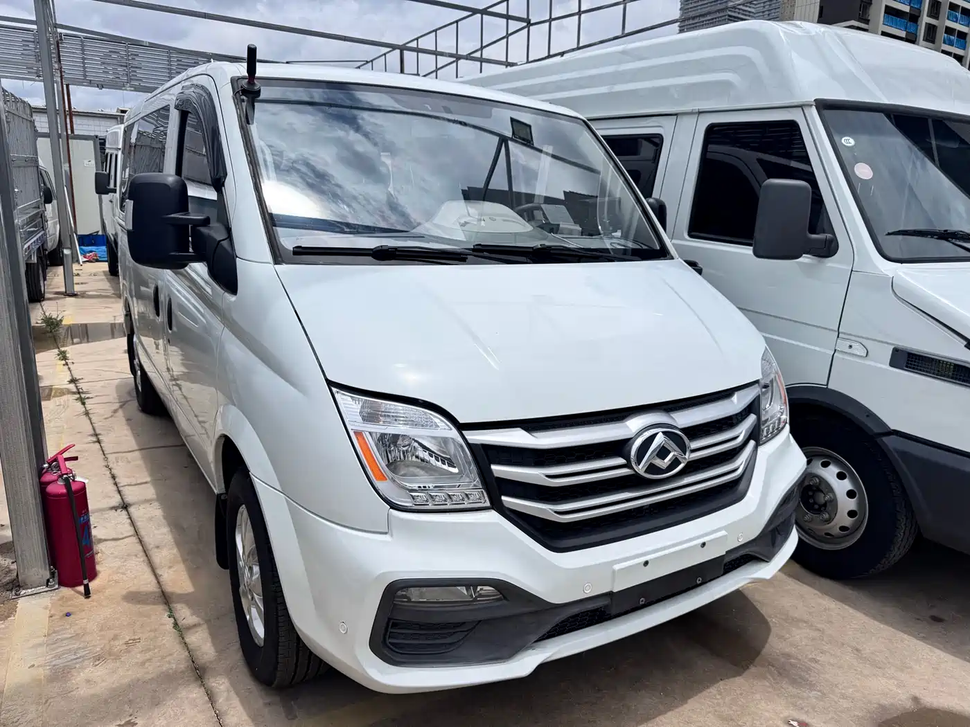 SAIC Maxus Xintu V80 2020 2.0T Manual PLUS Urban Edition Short Wheelbase Ultra-low Roof 7/8/9 Seats фото 2