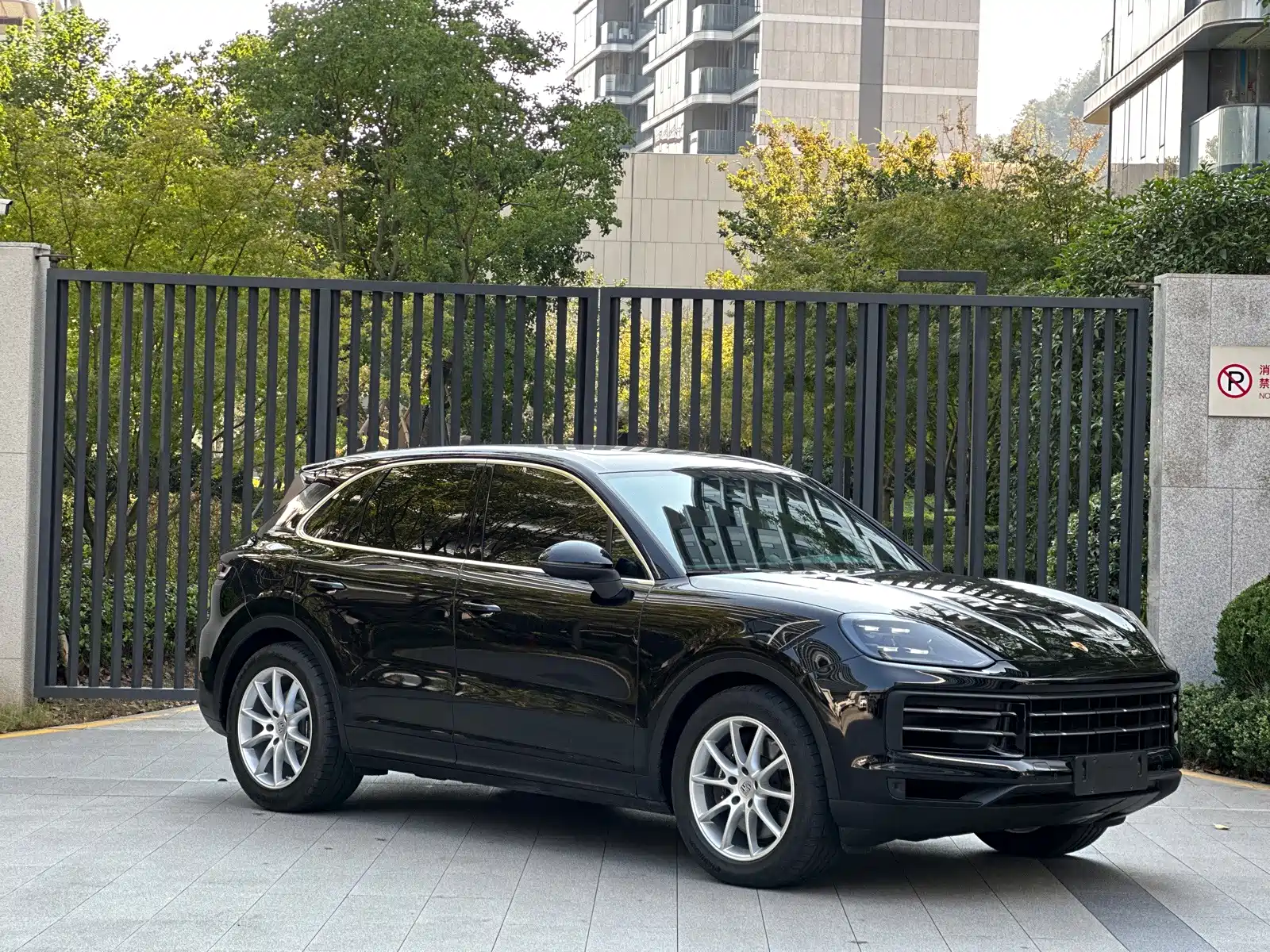 Photo 3 - Porsche Cayenne