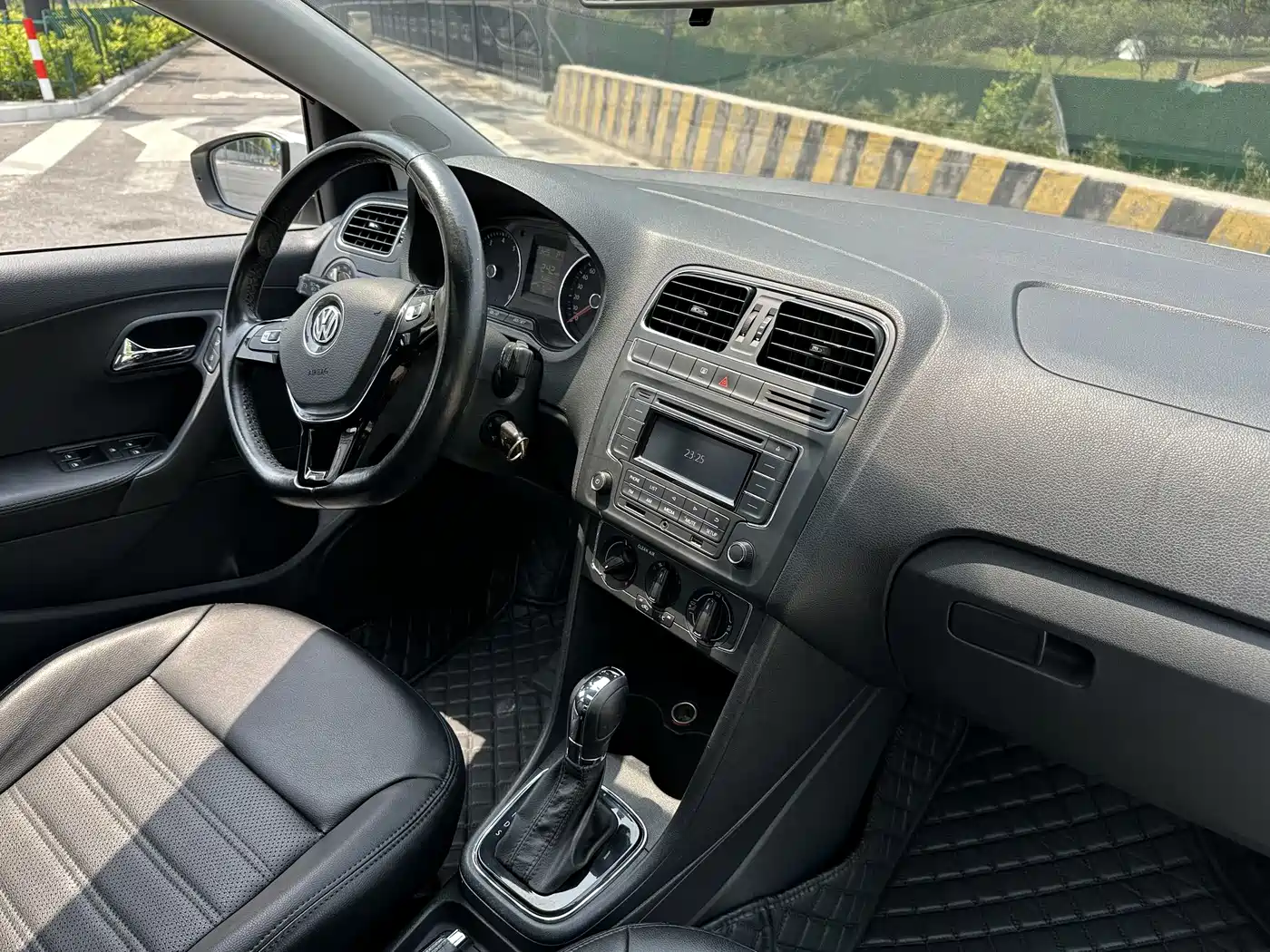 Volkswagen Polo 2016 1.6L Automatic Comfort фото 14