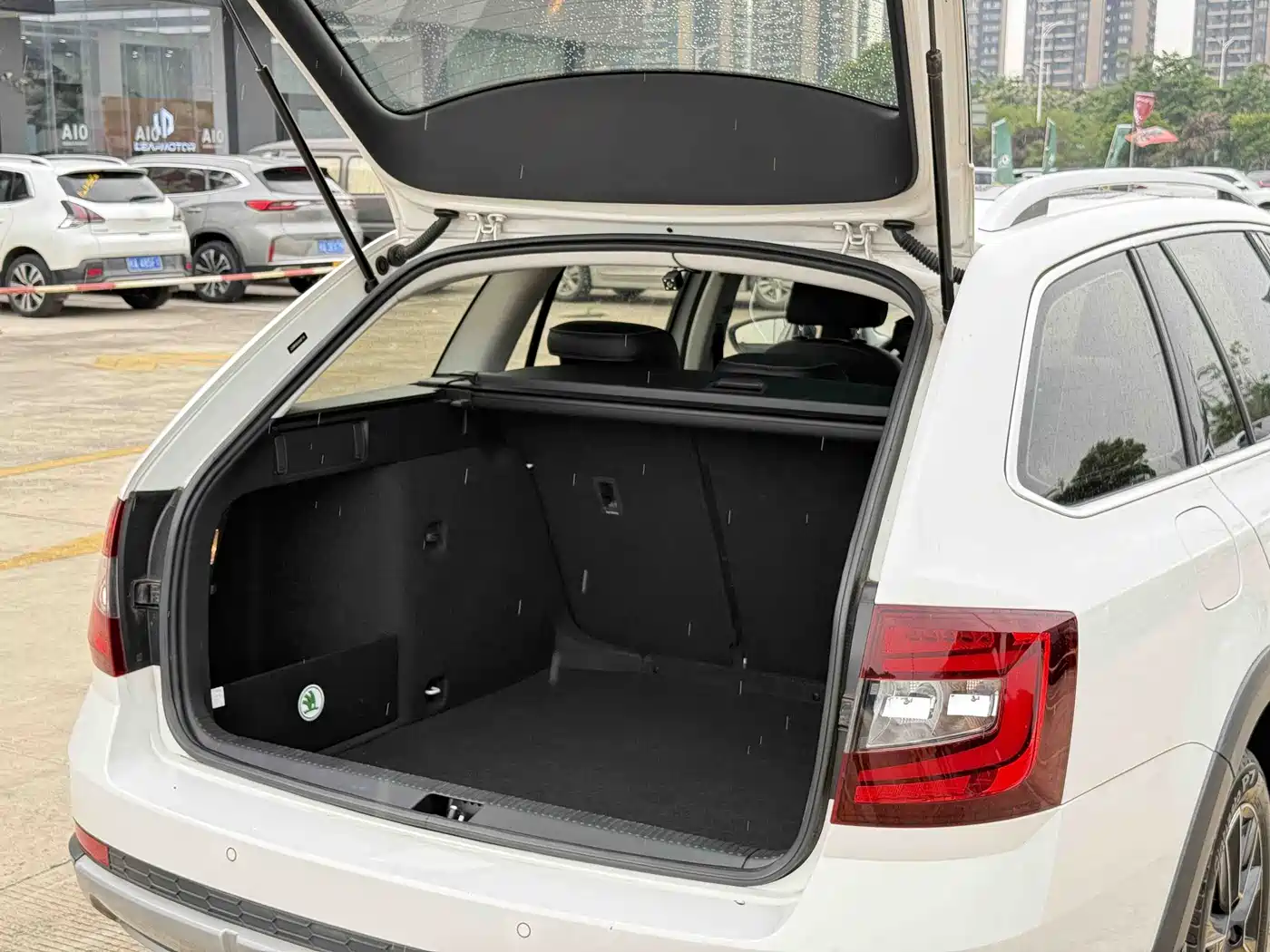 Škoda Octavia 2019 Wagon TSI230 DSG Luxury Edition China V фото 12