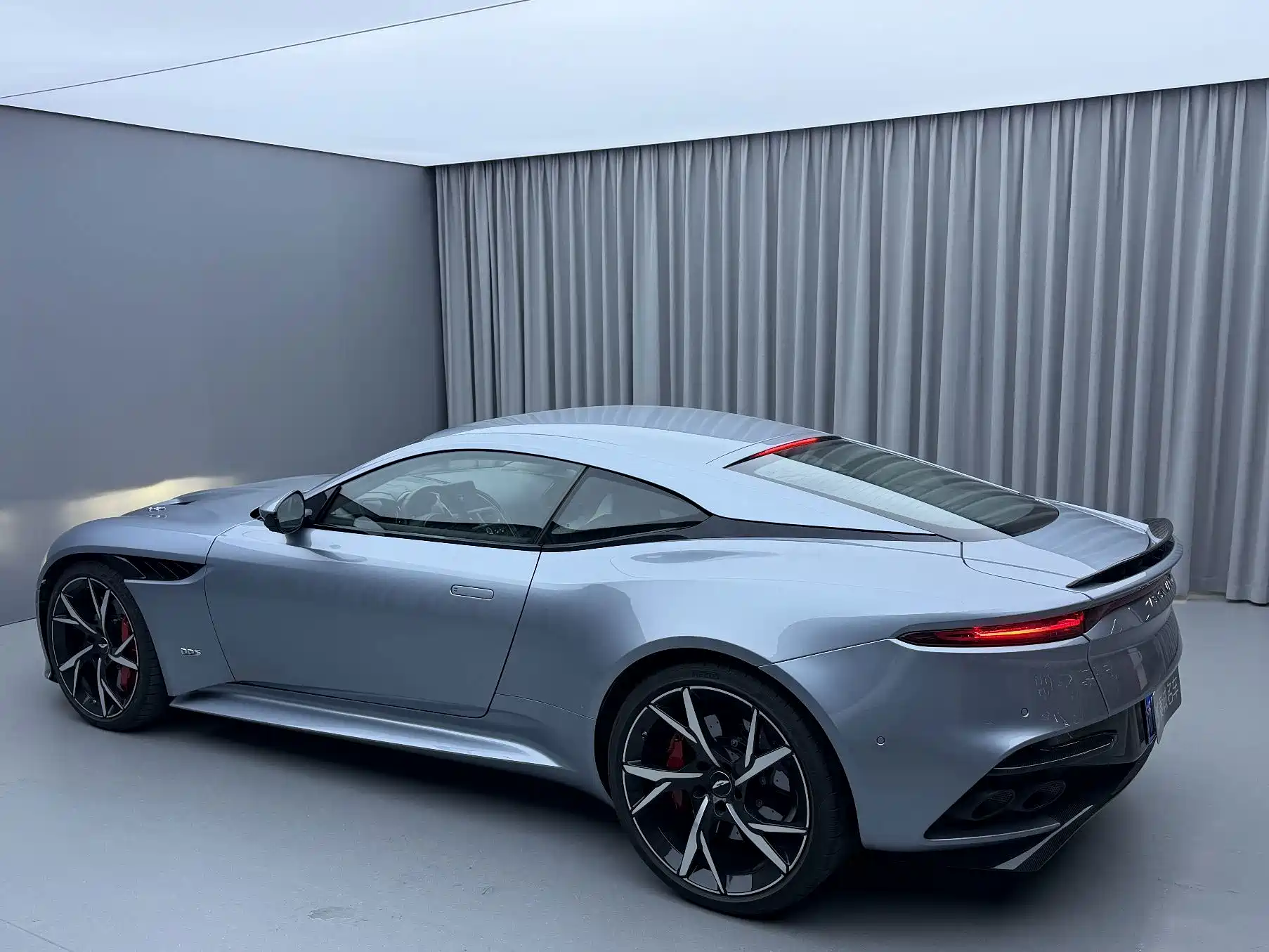 Фото 4 - Aston Martin DBS