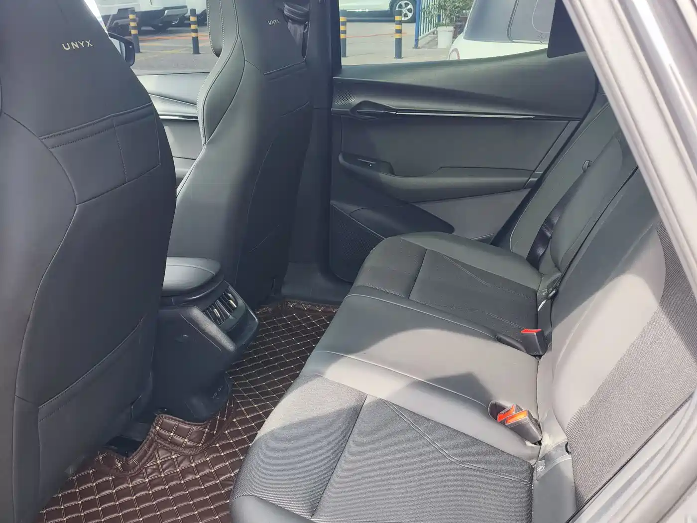 VOLKSWAGEN WITH THE CROWD 06