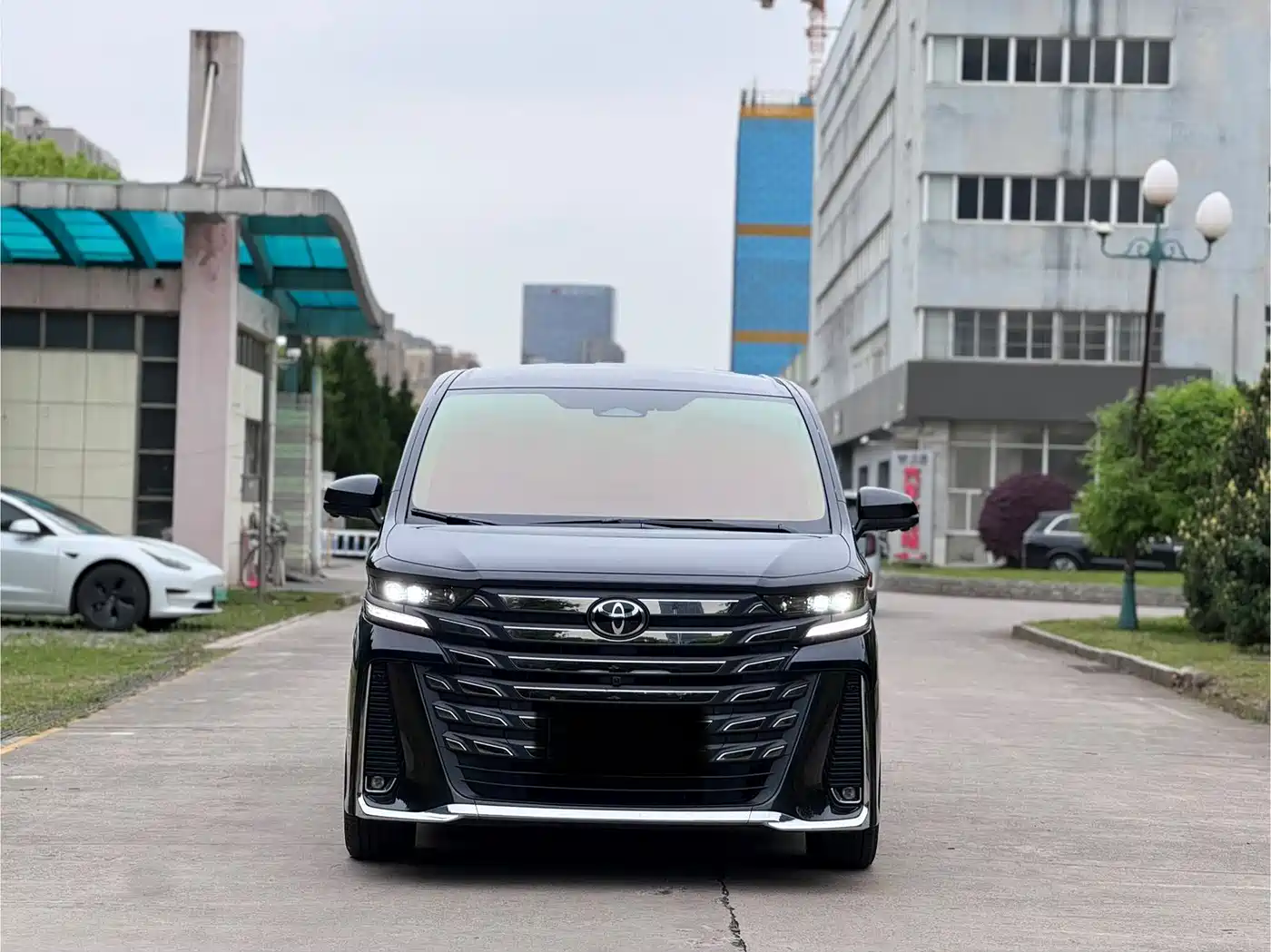 Toyota Vellfire 2024 Crown Hybrid 2.5L Executive Premium Edition фото 2