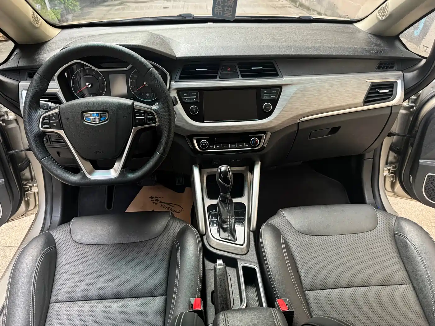 Фото 9 - Geely Vision X3