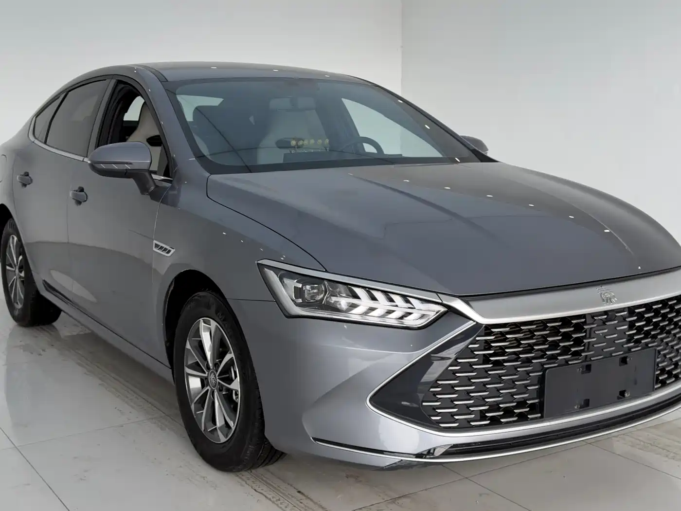 BYD Qin PLUS 2024 Glory Edition DM-i 55KM Leading фото 3