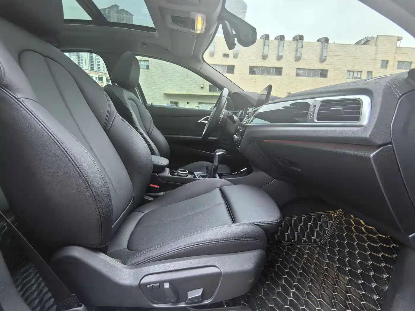 BMW 1 Series 2018 118i Sport Edition фото 16