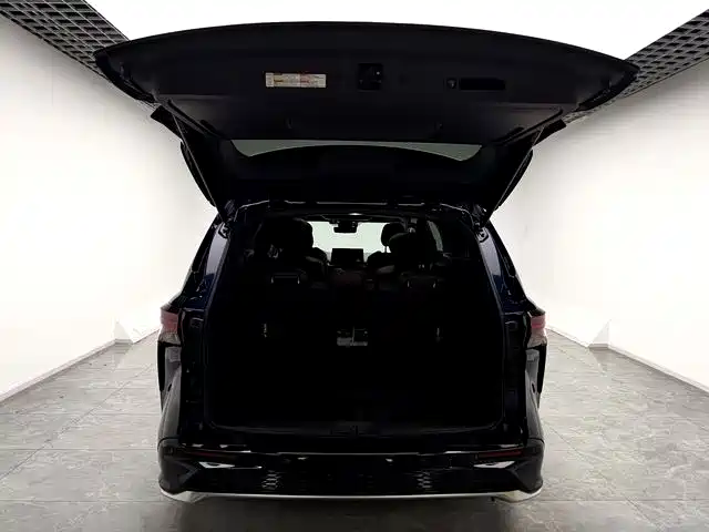 Toyota Granvia 2023 2.5L Hybrid Flagship VIP Edition фото 12