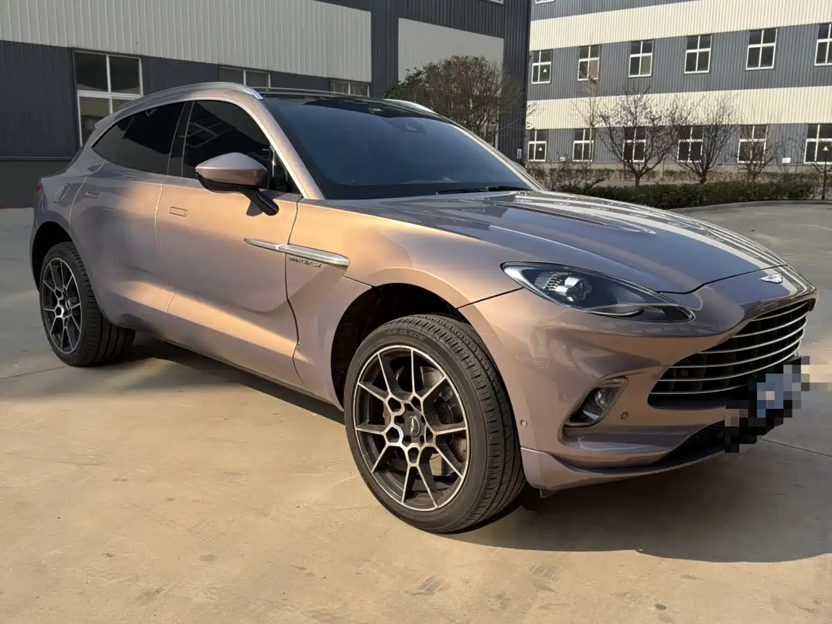 ASTON MARTIN DBX