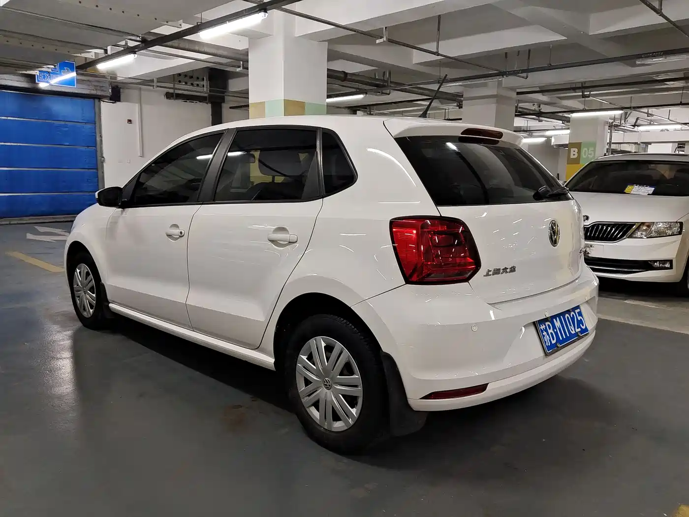 Volkswagen Polo 2014 1.4L Manual Trend Edition фото 4