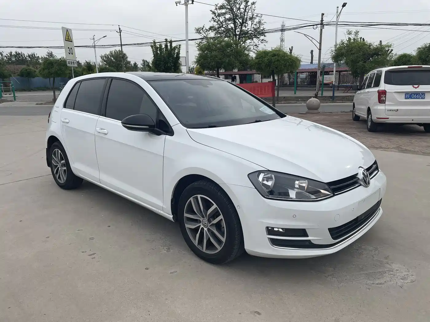 Volkswagen Golf 2017 230TSI Auto Luxury Millionth Anniversary Edition фото 3