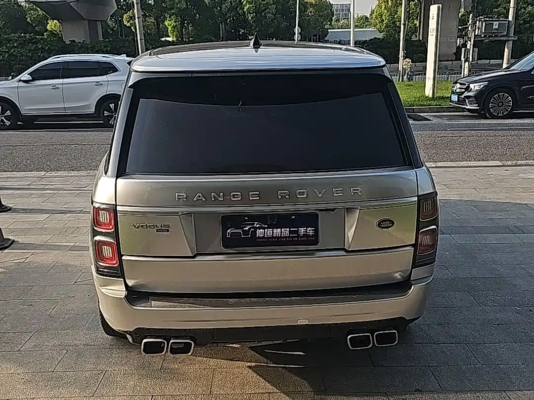 Land Rover Range Rover 2022 3.0 L6 400PS Heritage Extended Classic Edition фото 5
