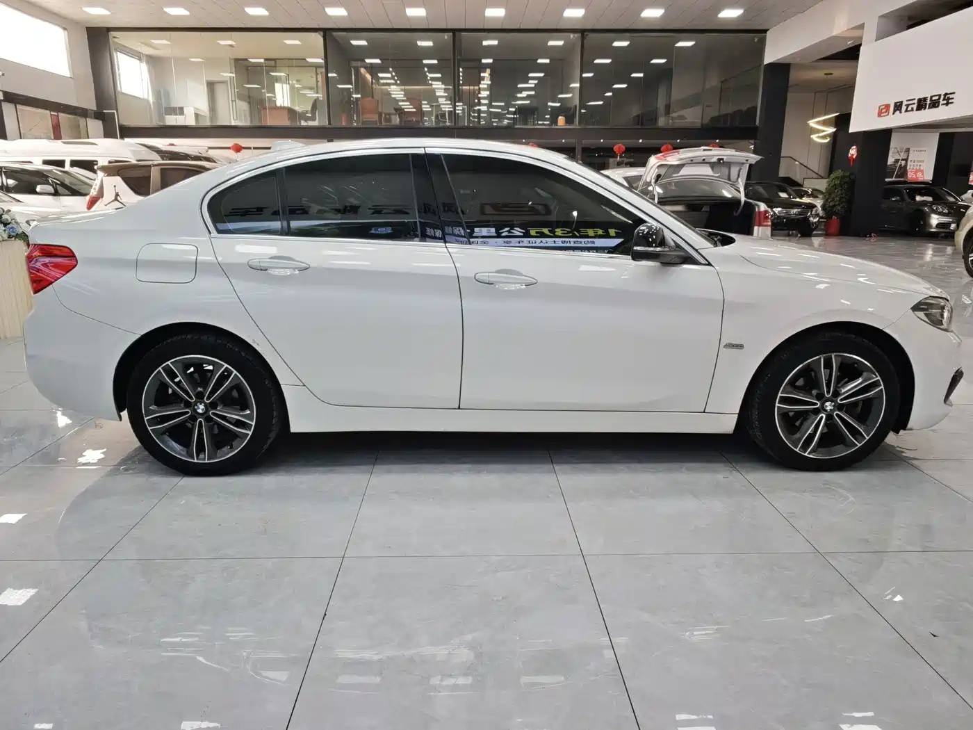 BMW 1 Series 2018 118i Sport Edition фото 6