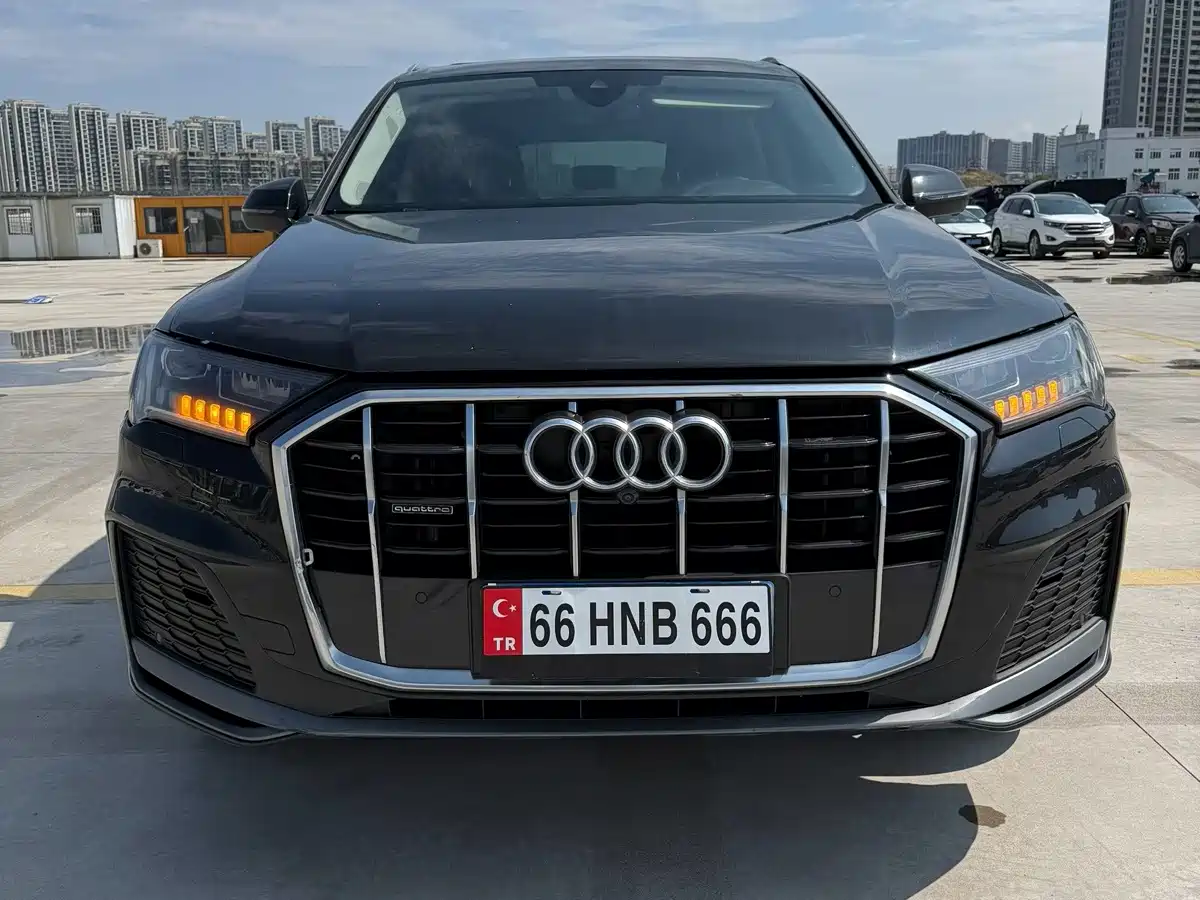 Photo 2 - Audi Q7