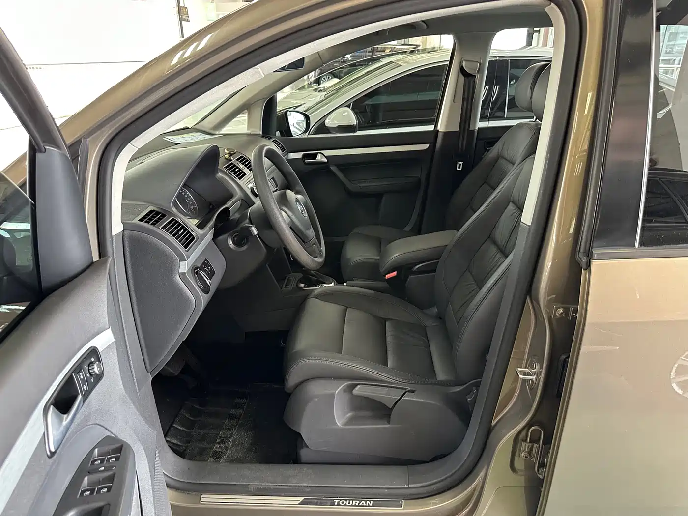 Volkswagen Touran 2015 1.4T DSG Comfort Edition 5-seater фото 3