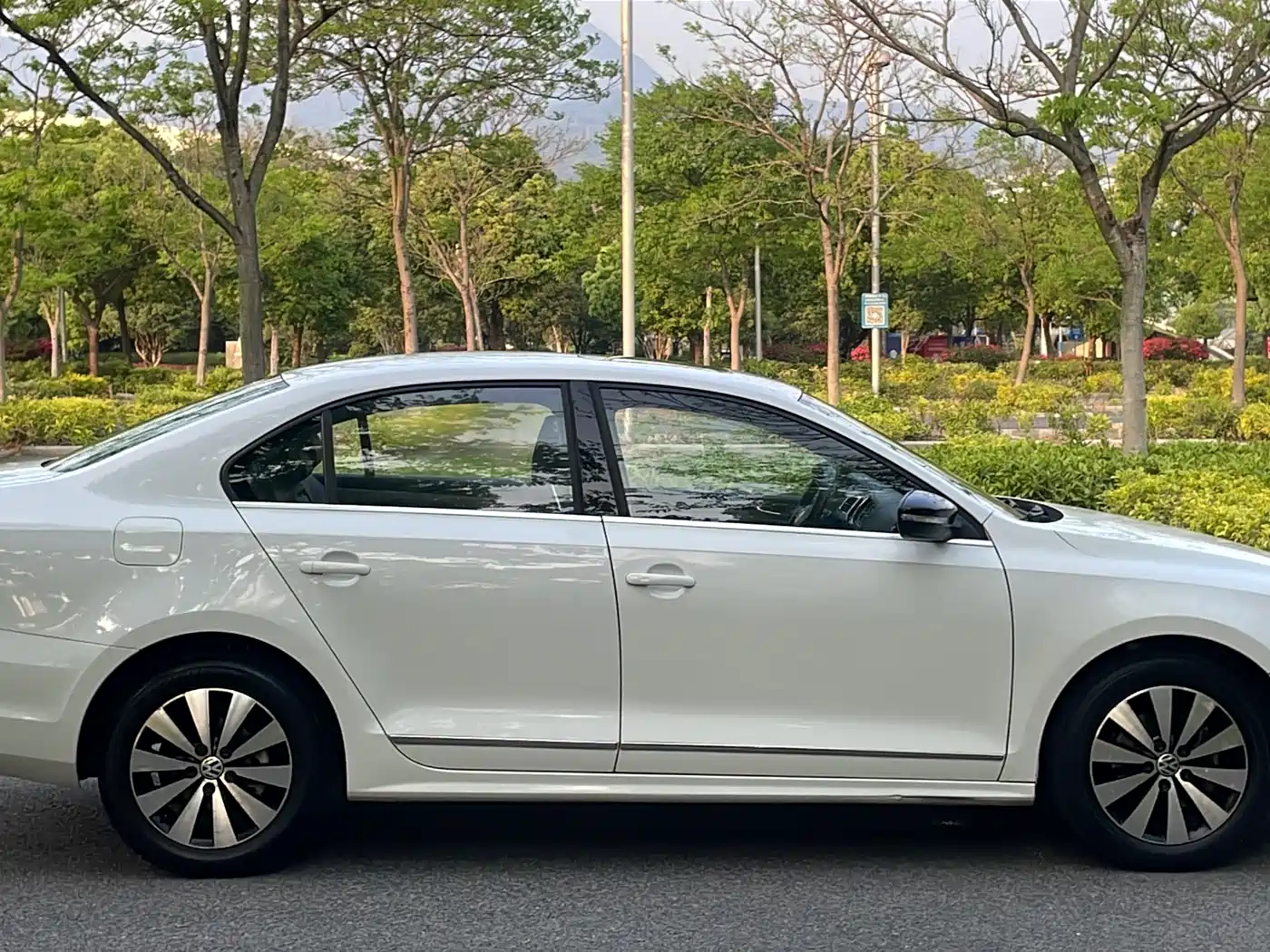 Volkswagen Sagitar 2018 180TSI DSG Premium Edition фото 10