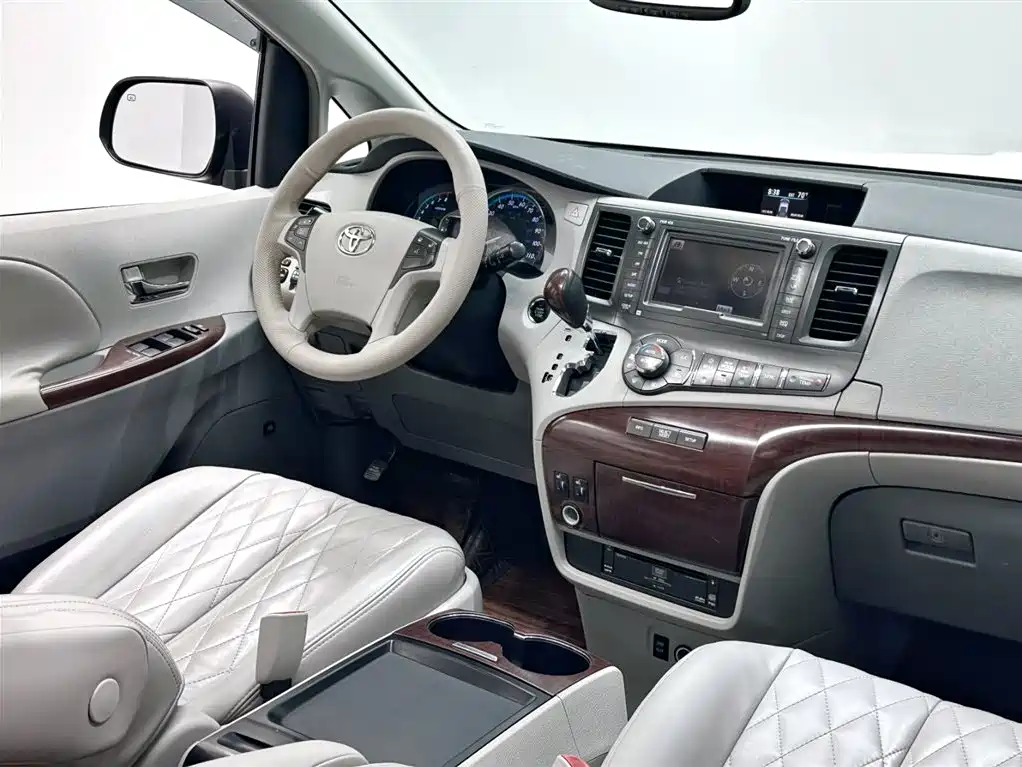 Toyota Sienna 2011 3.5L 2WD Automatic фото 14